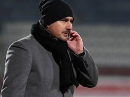 POSLEDN ZPAS. Zdenk Psotka sleduje, jak jeho Olomouc prohrv s Hradcem 0:2.