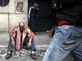 Egyptský demonstrant se zotavuje ze zásahu slzným plynem. Týdenní protesty se...