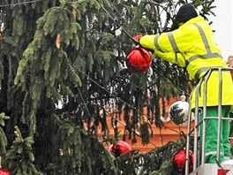 Zdoben vnonho stromu na Perntnskm nmst v Pardubicch