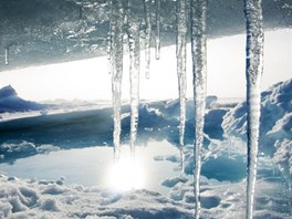 Rampouchy z roztátého ledu poblí Rossy na severním výbku picberk
