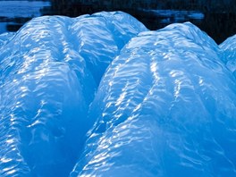 Detailní pohled na povrch tajícího ledovce u tetího nejvtího picberského