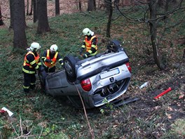 Auto, jeho idika u obce Bezvky na Zlnsku nezvldla prjezd zatkou a