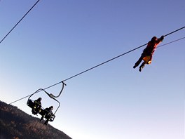 Pi spoleném cviení na lanové dráze ve Stíbrné na Sokolovsku byly v akci...