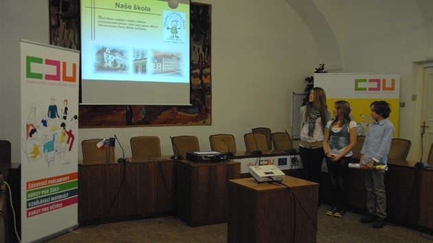 Dti ze tincti spnch kovskch parlament zkladnch kol prezentovaly svou innost v prostorch Poslaneck snmovny. (22. listopadu 2011)