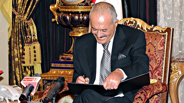 Jemenský prezident Sálih pi podpisu dohody o pedání moci. (23. listopadu 2011)