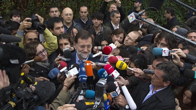 éf panlských lidovc Marian Rajoy v obklopení noviná (20. listopadu)