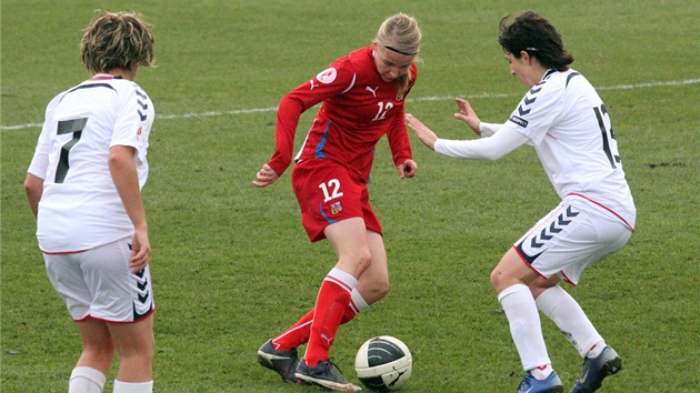 České fotbalistky (v červeném) v kvalifikačním duelu o postup na mistrovství České fotbalistky (v červeném) v kvalifikačním duelu o postup na mistrovství