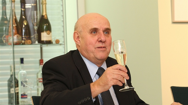 Ředitel Bohemia Sekt Starý Plzenec Josef Vozdecký. Ředitel Bohemia Sekt Starý Plzenec Josef Vozdecký.