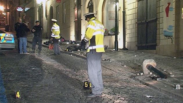 Tragick nehoda motorke v Nerudov ulici v Praze