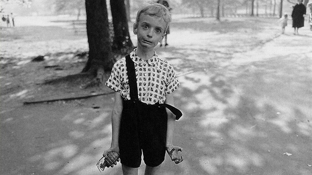 Diane Arbusová: Child with a toy hand grenade in Central Park, N.Y.C. 1962