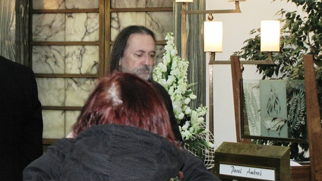 Básník Jaroslav Erik Fri kondoluje rodin na pohbu Pavla Ambroe Homéra (24.