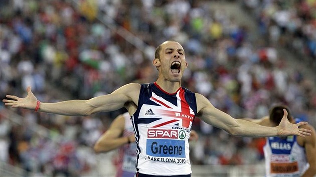 Brit David Greene jásá po vítzství v závod na 400 m pekáek.