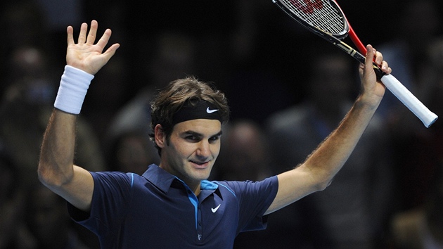 Roger Federer se raduje z první výhry na Turnaji mistr.