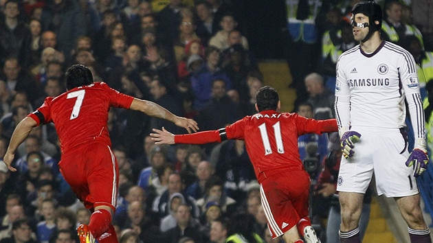 RADOST A ZMAR. Fotbalisté Liverpoolu se radují z gólu, který vstelili Chelsea.