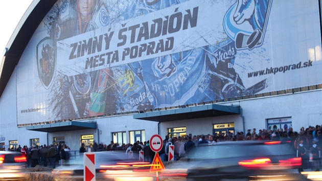 Zástup lidí, kteí ped zimním stadionem v Popradu ekají na dalí duel v