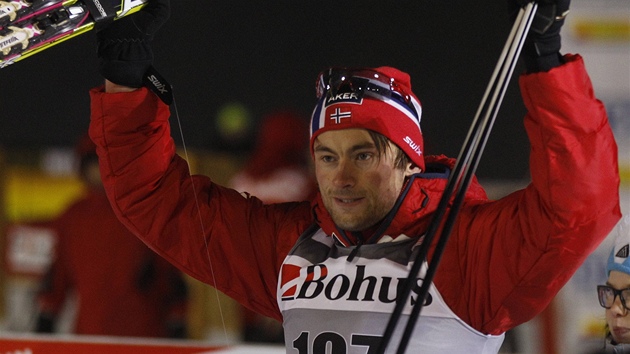 RUCE NAD HLAVOU. Petter Northug odstartoval sezonu výborn, v Kuusamu se na