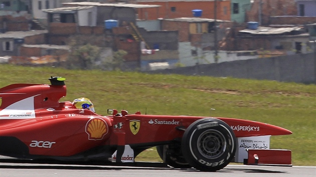 TADY JSEM DOMA. Felipe Massa s Ferrari bhem tetího tréninku na Velkou cenu