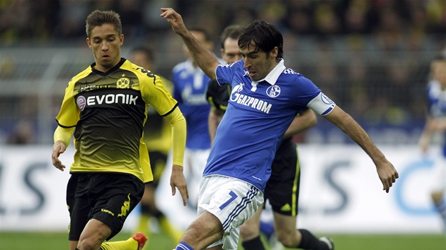 HVZDA SI NEKRTLA. Raúl (vpravo) sice v dresu Schalke odehrál celý zápas, ale