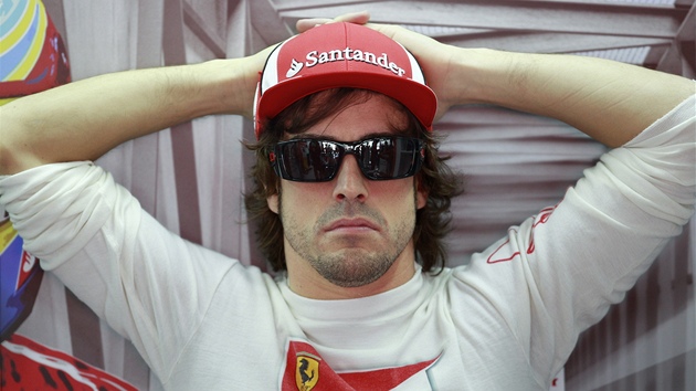 CHVILKA ODPOINKU. Fernando Alonso z Ferrari relaxuje ped zaátkem kvalifikace