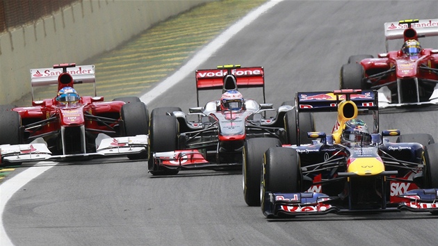 ZSTANE NA TRATI? Sebastian Vettel (vpravo dole) vede, panl Fernando Alonso (vlevo) se dostal se svm Ferrari tm mimo tra.  