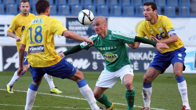 HRA TLEM. Martin Nepor, útoník Bohemians (v zeleném), si kryje mí ped