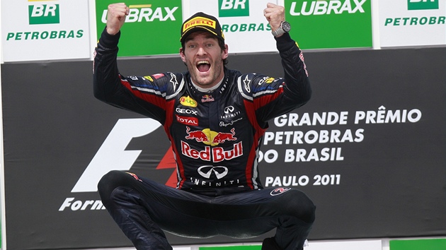 JÁ VYHRÁL! Mark Webber kepí na pódiu po triumfu ve Velké cen Brazílie.