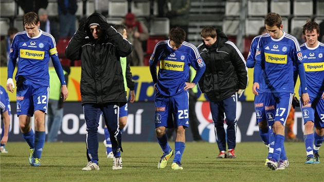 SE SKLOPENMI HLAVAMI. Tak opoutli trvnk olomout fotbalist po porce s Hradcem.