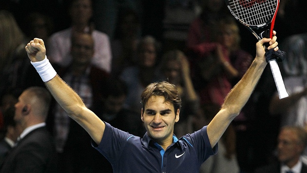 JE TO TAM! Roger Federer má ruce nad hlavou, práv pro sebe vybojoval pohár pro