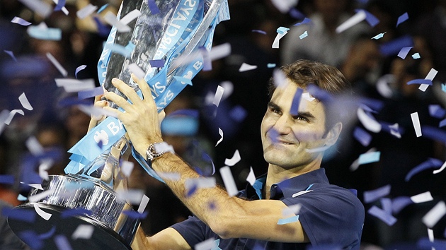 MEZI KONFETAMI. Roger Federer pebral trofej za vtzstv v Turnaji mistr ve velkm stylu.