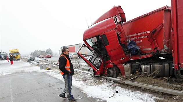 Jeden z havarovanch kamion na dlnici D1 u Jihlavy.  23.11.2011