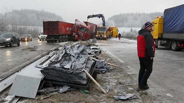 Odklzen nsledk hromadn nehody pti kamion na dlnici D1 u Jihlavy. 23.11.2011