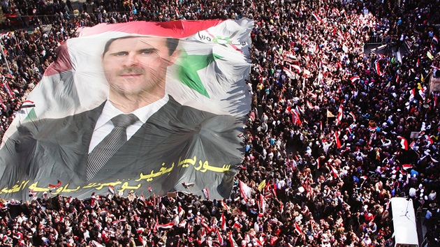 V Sýrii se konají i proreimní manifestace. Na snímku je demonstrace na ní