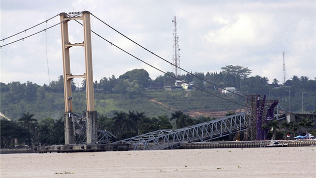 Pohled na zícený indonéský most Mahakam II. (27. listopadu 2011)