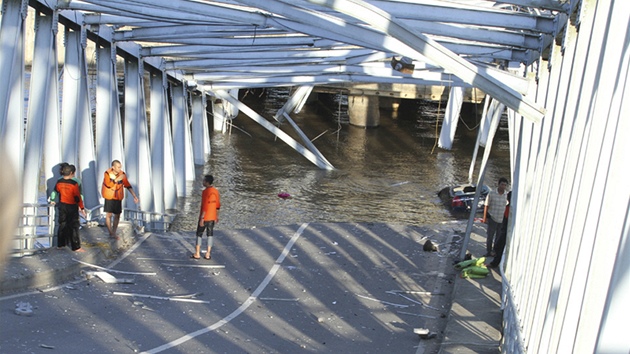 Záchranái prohledávají zícený indonéský most Mahakam II. (27. listopadu 2011)
