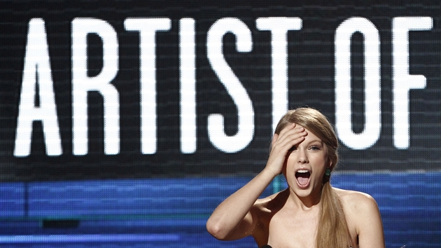 Taylor Swiftov a jej klasick div, tentokrt na American Music Awards (Los Angeles, 20. listopadu 2011)