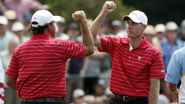 PĚSTNÍ HIGH FIVE. Jim Furyk (zpředu) a Phil Mickelson (zády) vytvořili v PĚSTNÍ HIGH FIVE. Jim Furyk (zpředu) a Phil Mickelson (zády) vytvořili v