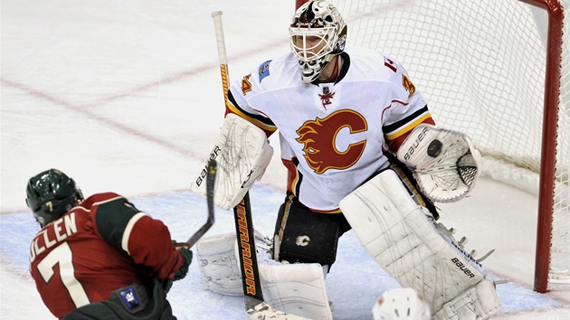 JIST LAPAKA. Jednm ze strjc vtzstv Calgary v zpase NHL na led Minnesoty byl brank Miikka Kiprusoff, jen lapakou kryje stelu Matta Cullena.