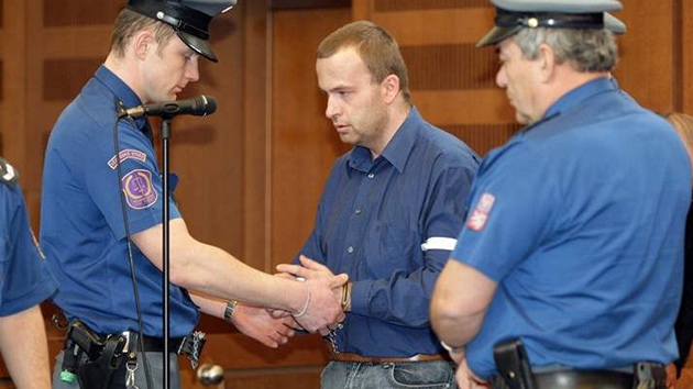 "Heparinový vrah" Petr Zelenka byl odsouzen na doživotí. (21. února 2008) "Heparinový vrah" Petr Zelenka byl odsouzen na doživotí. (21. února 2008)
