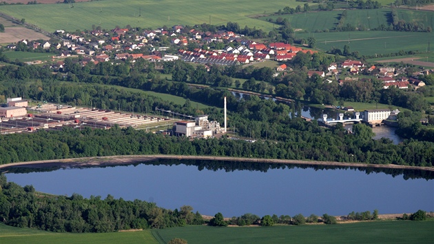 Spalovna v Rybitv u Pardubic, v pozad obec Srnojedy