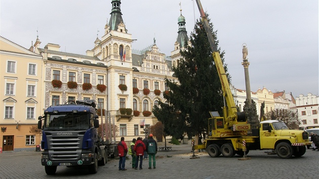Instalace vánoního stromu na Perntýnském námstí v Pardubicích