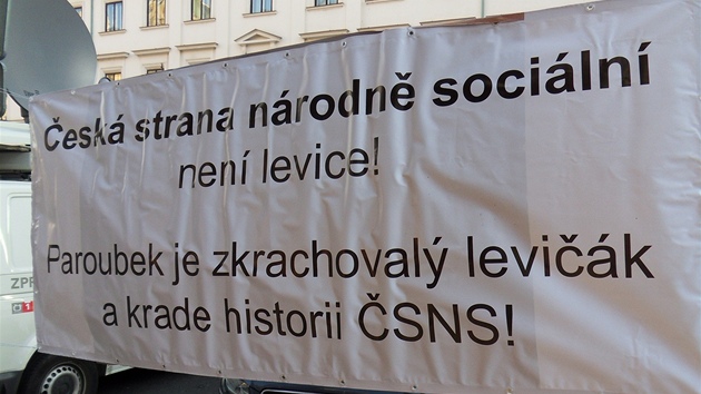 Proti ustavujcmu sjezdu Paroubkovy strany protestovala pvodn SNS. Ped Obecn dm v Praze vyvsili transparent kritizujc Paroubka.