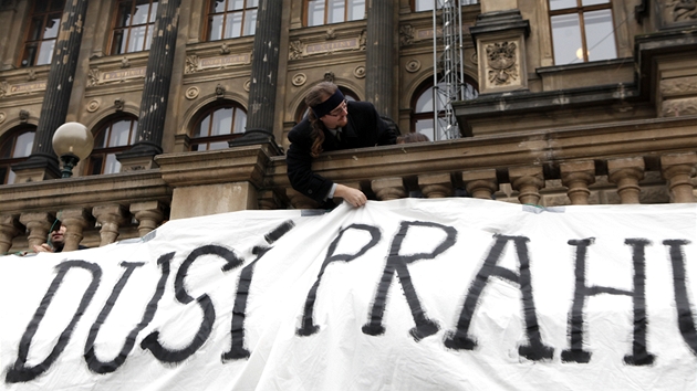 Bojovnci proti smogu vyvsili v Praze na ochoz Nrodnho muzea nad magistrlou velkorozmrn vzkaz idim aut. (23. listopadu 2011)