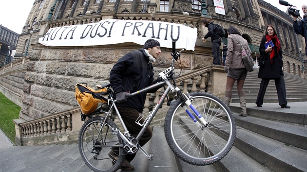 Bojovnci proti smogu vyvsili v Praze na ochoz Nrodnho muzea nad magistrlou velkorozmrn vzkaz idim aut. (23. listopadu 2011)