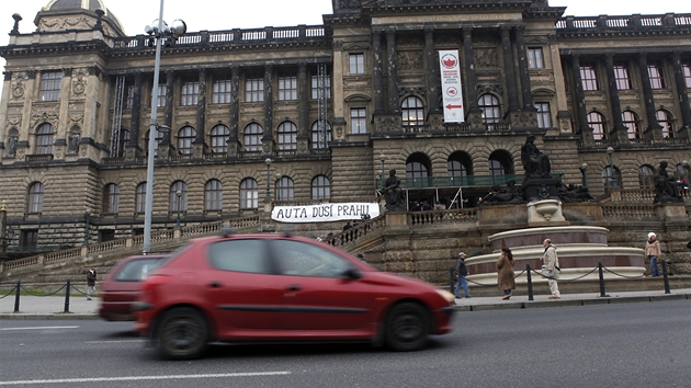 Bojovnci proti smogu vyvsili v Praze na ochoz Nrodnho muzea nad magistrlou velkorozmrn vzkaz idim aut. (23. listopadu 2011)