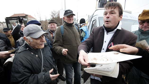 Odborsk demonstrace proti vld a korupci, kter zaala na Palackho nmst v Praze (25. listopadu 2011)