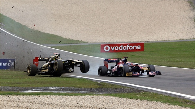 Když se na Nürburgringu po kolizi se Sébastienem Buemim proletěl Nick Heidfeld Když se na Nürburgringu po kolizi se Sébastienem Buemim proletěl Nick Heidfeld