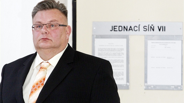 Miroslav Váňa u soudu v Pardubicích Miroslav Váňa u soudu v Pardubicích