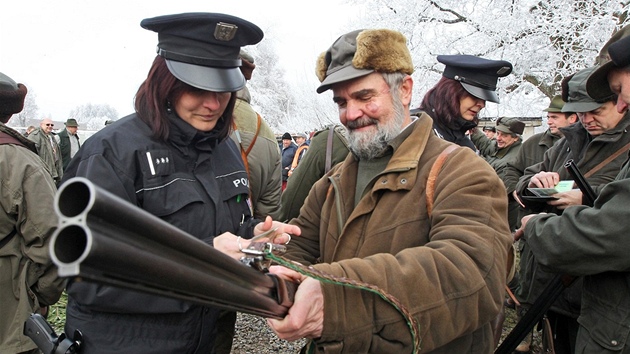 Policist kontroluj myslivce