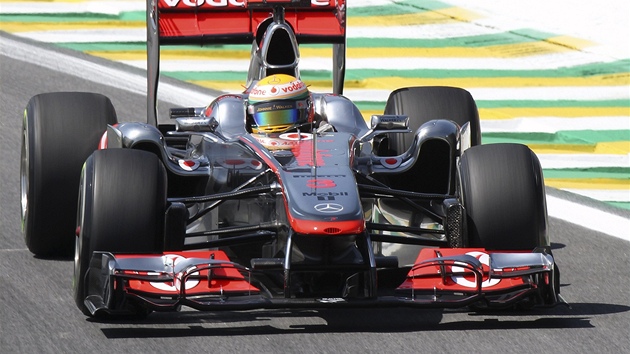 Lewis Hamilton pi tréninku na Velkou cenu Brazílie. 