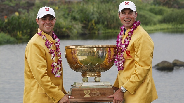 S TROFEJ. Gary Woodland (vlevo) a Matt Kuchar s pohrem pro vtze Svtovho pohru golfovch dvojic. 
